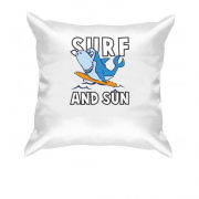 Подушка з акулою серфінгістів і написом "Surf and sun"