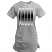 Подовжена футболка з написом "Focus"
