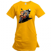 Подовжена футболка з мотоциклом на віражі
