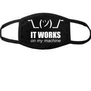 Тканинна маска для обличчя с надписью "It works on my machine"